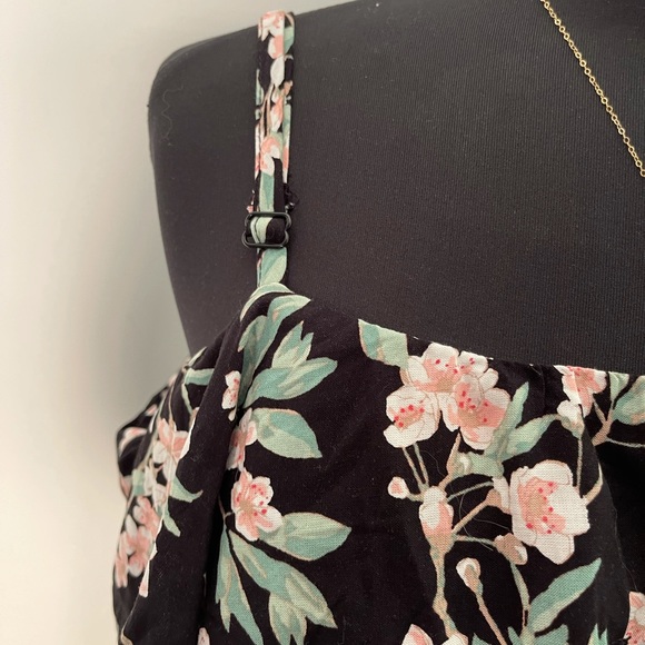 BNWT Cute Ruffle Dress w/cold shoulder strap. Purchased from Macy’s. Size 1x - Picture 4 of 9